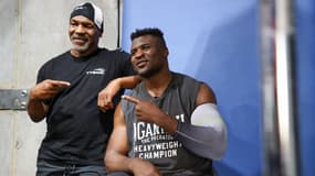 Mike Tyson (à gauche) et Francis Ngannou lors d'un entraînement à Las Vegas en septembre 2023
