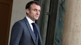 Le président Emmanuel Macron sur le perron de l'Elysée, le 24 janvier 2024 à Paris