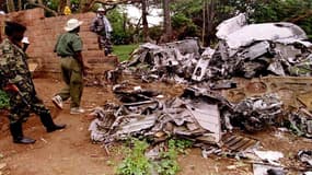 La carcasse de l'avion du président rwandais hutu Juvénal Habyarimana, qui avait été la cible de tirs de missiles à Kigali en avril 1994. Deux juges ont réuni mardi à Paris les avocats de dignitaires de l'actuel régime rwandais pour leur présenter un rapp