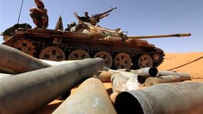 Combattants du CNT à une centaine de kilomètres à l'est de Syrte. Le conseil intérimaire au pouvoir en Libye affirmait samedi se rapprocher des bastions encore acquis à Mouammar Kadhafi -ses combattants encerclant Bani Walid et Syrte, la ville natale du d