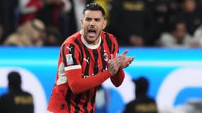 Théo Hernandez harangue ses partenaires de l'AC Milan après un but contre l'Inter, le 5 janvier 2025