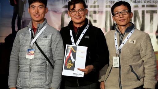 L'alpiniste sud-coréen Kim Chang-ho (centre), et ses camarades Ho Seok-mun (g) et Park Joung-yong (d) lors d'une remise de médaille à Grenoble, le 8 novembre 2017