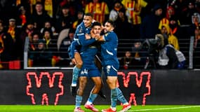 Luis Henrique fête son but pour l'OM à Bollaert avec Mason Greenwood et Neal Maupay, 23 novembre 2024
