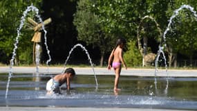 Des enfants se rafraîchissent à Montpellier, le 16 juin 2017. 