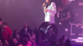 Jenifer intervient en plein concert