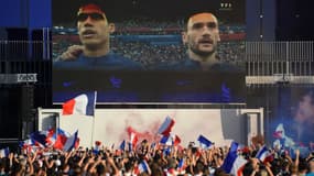 Les supporters français devant un écran géant