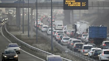 Difficile de se passer de la voiture, sept Français sur dix l'utilisent pour se rendre sur leur lieu de travail, selon l'Insee.