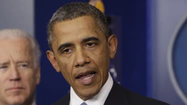 Barack Obama et Joe Biden en arrière-plan, à la Maison Blanche, le 1er janvier 2013