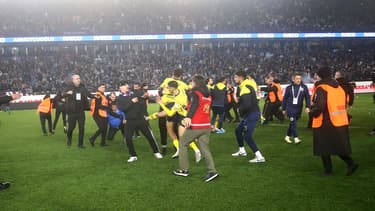 Des bagarres ont éclaté sur la pelouse de Trabzonspor entre des supporters et des joueurs du Fenerbahçe, le 17 mars 2024.