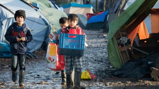 Des enfants kurdes dans le camp de migrants de Grande-Synthe, près de Dunkerque, dans le nord de la France, le 23 décembre 2015 Des enfants kurdes dans le camp de migrants de Grande-Synthe, près de Dunkerque, dans le nord de la France, le 23 décembre 2015