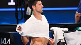 Novak Djokovic avec un pansement aux abdominaux lors de la finale de l'Open d'Australie 2021