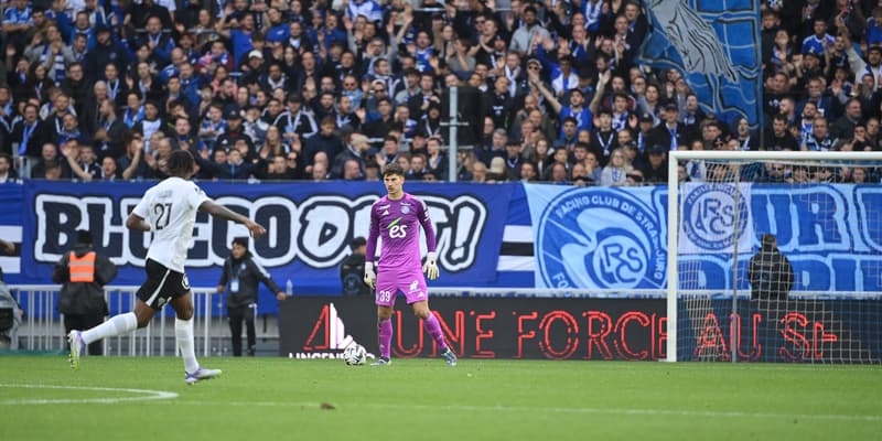 Mike Penders devant une banderole "BlueCo Out" lors du match Strasbourg-Angers (5-0, L1), le 5 octobre 2025