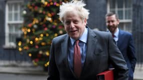 Le Premier ministre britannique Boris Johnson sort du 10 Downing Street, le 8 décembre 2020 à Londres
