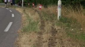 Des traces de pneus montrant la sortie de route avant l'accident à Montceau-les-Mines en Saône-et-Loire.