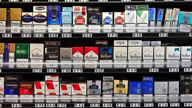 La France va instaurer le paquet de cigarettes neutre, sans logo ni signe distinctif de la marque.