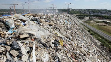 Photo prise le 12 mai 2011, montrant une imposante montagne de déchets d'une dizaine de mètres à Limeil-Brévannes, dans le Val-de-Marne