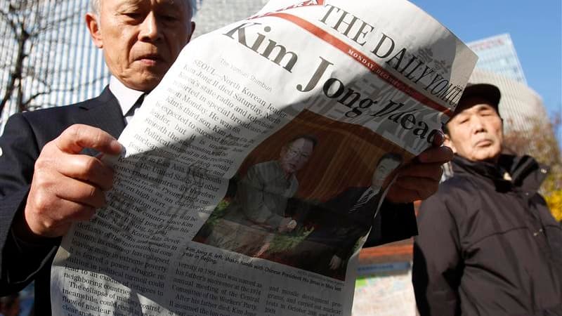 Dans une rue de Tokyo. La mort de Kim Jong-il ouvre officiellement une période de transition dans une des régions les plus militarisées de la planète que les voisins de la Corée du Nord vont scruter de près. /Photo prise le 19 décembre 2011/REUTERS/Toru H
