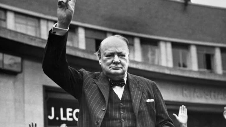 Le Premier ministre britannique Winston Churchill, qui a dirigé le Royaume-Uni pendant la Seconde Guerre mondiale et a mené la résistance au nazisme