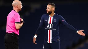 Neymar discute avec Anthony Taylor lors du match face à Dortmund