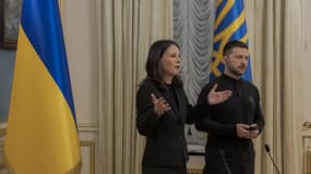 Le président ukrainien Volodymyr Zelensky et la ministre allemande des Affaires étrangères Annalena Baerbock donnent une conférence de presse conjointe à Kiev le 1er avril 2025.