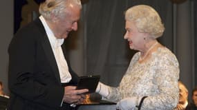 Le Britannique Colin Davis récompensé en 2009 d'une médaille par la Reine d'Angleterre Elisabeth II. L'emblématique chef d'orchestre du London Symphony Orchestra et de nombreuses autres formations en Europe et aux Etats-Unis est mort dimanche à l'âge de 8