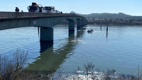 Le corps du conducteur d'un camion est toujours recherché après que son véhicule a fait une chute dans le Rhône près d'Aramon, dans le Gard, le 18 février 2022.