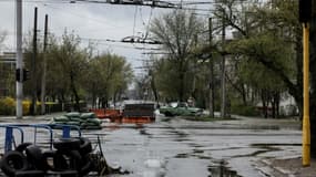 Des barricades dans une rue de Severodonetsk, dans l'est de l'Ukraine, le 13 avril 2022
