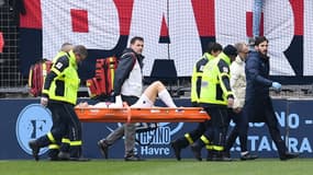 Fabian Ruiz quitte la pelouse du stade Océane sur une civière, le 3 décembre 2023