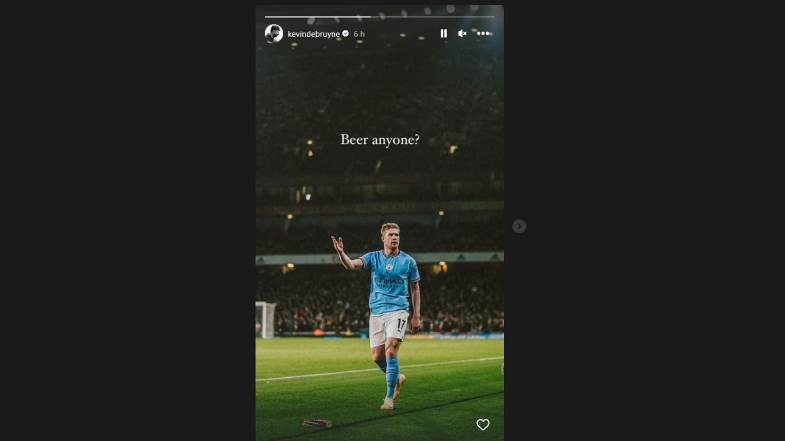 "Quelqu'un veut une bière?", a écrit De Bruyne sur son compte Instagram