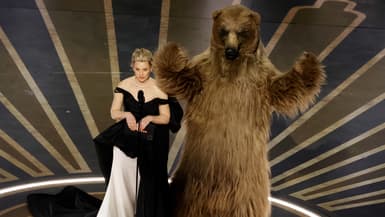 Elizabeth Banks et Cocaïne Bear, star du film "Cocaïne Bear", aux Oscars 2023