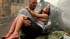 Beyrouth, 19 octobre 2012: évacuation d'une blessée après l'explosion d'une bombe dans le centre de la capitale libanaise