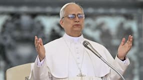 Le pape Léon XIV s'adresse à la foule lors de sa première audience générale hebdomadaire sur la place Saint-Pierre au Vatican, le 21 mai 2025.