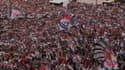 Les supporters de l'Eintracht Francfort accueillant les joueurs en héros