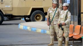 Des soldats de l'armée égyptienne montent la garde devant l'hôpital d'Ismailia où ont été accueillis de nombreuses victimes de l'attentat perpétré contre une mosquée dans le nord du Sinaï, le 24 novembre 2017