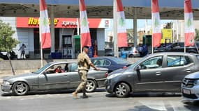 Un soldat libanais devant une station-service, à Beyrouth le 14 août 2021