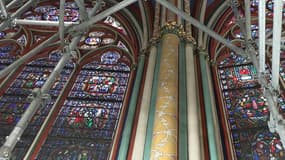 Image tirée d'une vidéo de l'AFP, le 11 avril 2024, montrant les vitraux et les piliers peints de Notre-Dame de Paris, pendant les travaux de restauration, cinq ans après l'incendie qui l'a dévastée