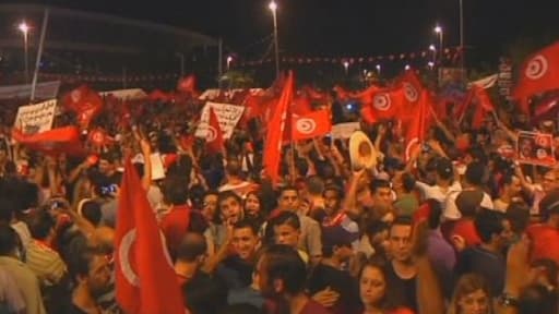 Selon la police, quelque 40.000 manifestants ont battu le pavé dans la nuit de mardi à mercredi en banlieue de Tunis