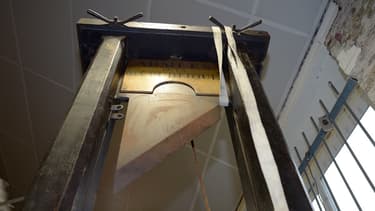 En chêne massif, acier et laiton, haute de 3 mètres, cette guillotine décorait depuis des années un club de jazz parisien (photo d'illustration)
