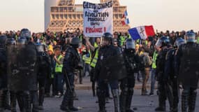 Les forces de l'ordre encadrent des gilets jaunes place du Trocadéro le 23 février 2019