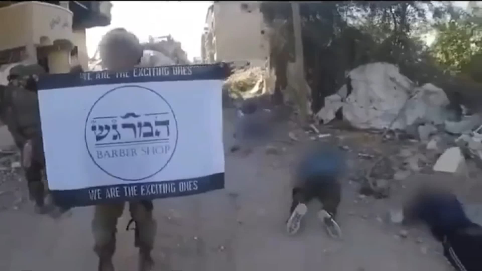 Un soldat israélien fait la promotion d'un salon de coiffure devant des cadavres de palestiniens 