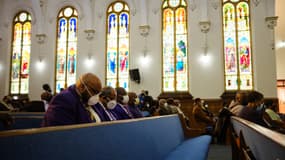Des croyants se recueillent lors d'un office dans l'église baptiste d'Antioch, à Buffalo, dans l'État de New York, aux États-Unis, le 19 mai 2022