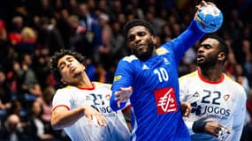 Andre Gomes et Alexis Borges Hernandez au duel avec Dika Mem lors de France-Portugal, à Trondheim le 10 janvier 2020