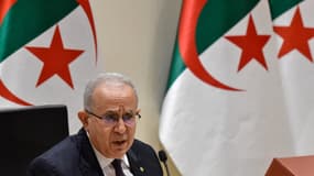 Le ministre des affaires étrangères algérien, Ramtane Lamamra, en conférence de presse à Alger, en août 2021.