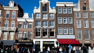 L'hôtel Neutraal à Amsterdam le 26 octobre 2024, où Santiago,un bébé prématuré, a été retrouvé la veille par la police avec ses parents