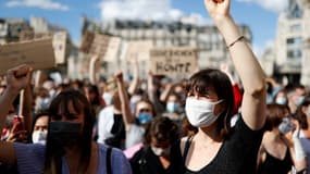 Des manifestantes dans un cortège contre les violences sexuelles et sexistes, pour dénoncer la nomination de Gérald Darmanin au ministère de l'intérieur en juillet 2020 à Paris.