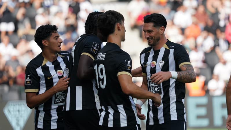 Les joueurs d'Angers fêtent leur ouverture du score à domicile, 17 août 2025