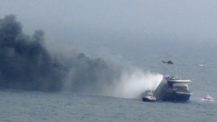 Photo tirée d'une vidéo filmée par l'armée italienne montrant en vue aérienne le Norman Atlantic en feu le 28 décembre 2014.