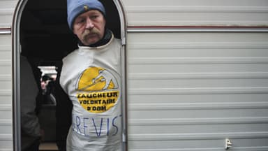 "Ce procès est celui de ceux qui ont mené le combat pour faire interdire les OGM sur le territoire français et qui l'ont gagné", a déclaré José Bové à la presse.