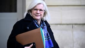 La ministre française du Travail, de la Santé et des Solidarités Catherine Vautrin quitte l'hôtel Matignon à Paris, le 18 janvier 2024
