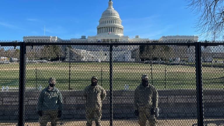 La sécurité du Capitole a été renforcée avec une barrière métallique et des soldats de la Garde nationale américaine, le 9 janvier 2021 à Washington.
